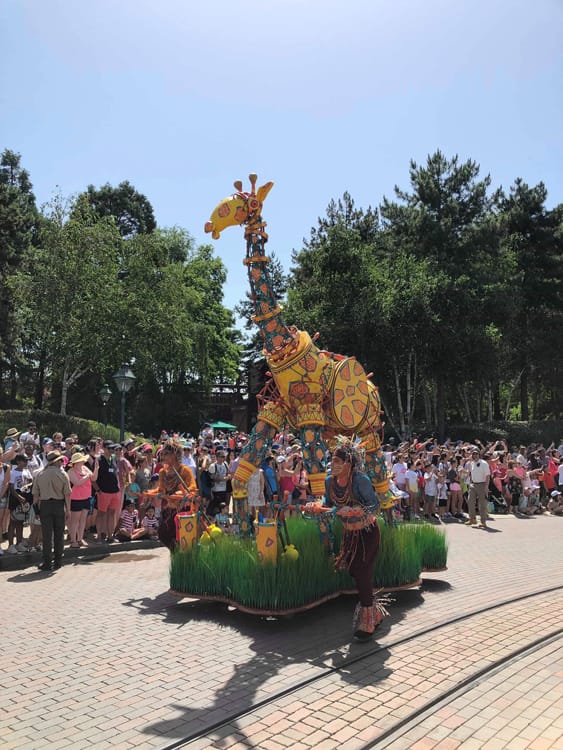 The Jungle Book Jive Parade Met Swingende Show Op Central Plaza In Disneyland Paris Disneyland 