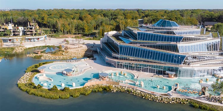 Waterpark Aqualagon bij Disneyland met zwembaden en glijbanen - Parijs DiscoverTheMagic.nl