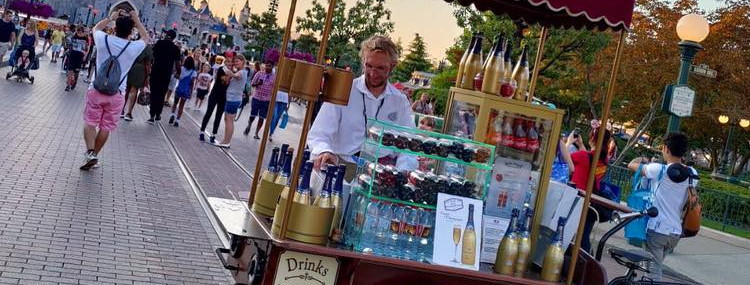 Glas champagne verkrijgbaar op Main Street in Disneyland Paris voor de 30e verjaardag