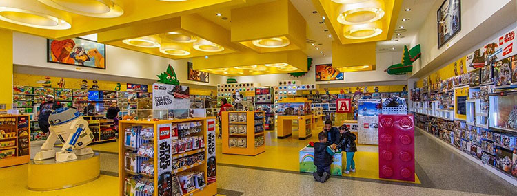 LEGO Store in Disneyland Paris met bouwwerken van Disney figuren in Disney Village