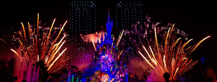 Speciale Notre Dame avondshow met vuurwerk, drones en projecties in Disneyland Paris