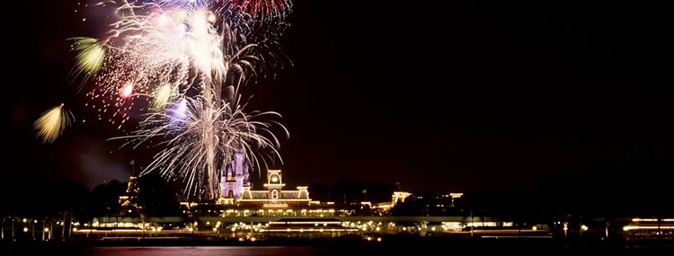 Ferrytale Fireworks Dessert Cruise in Walt Disney World tijdens vuurwerk in Magic Kingdom
