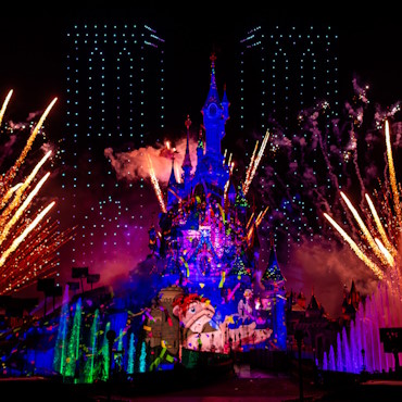 Speciale Notre Dame avondshow met vuurwerk, drones en projecties in Disneyland Paris